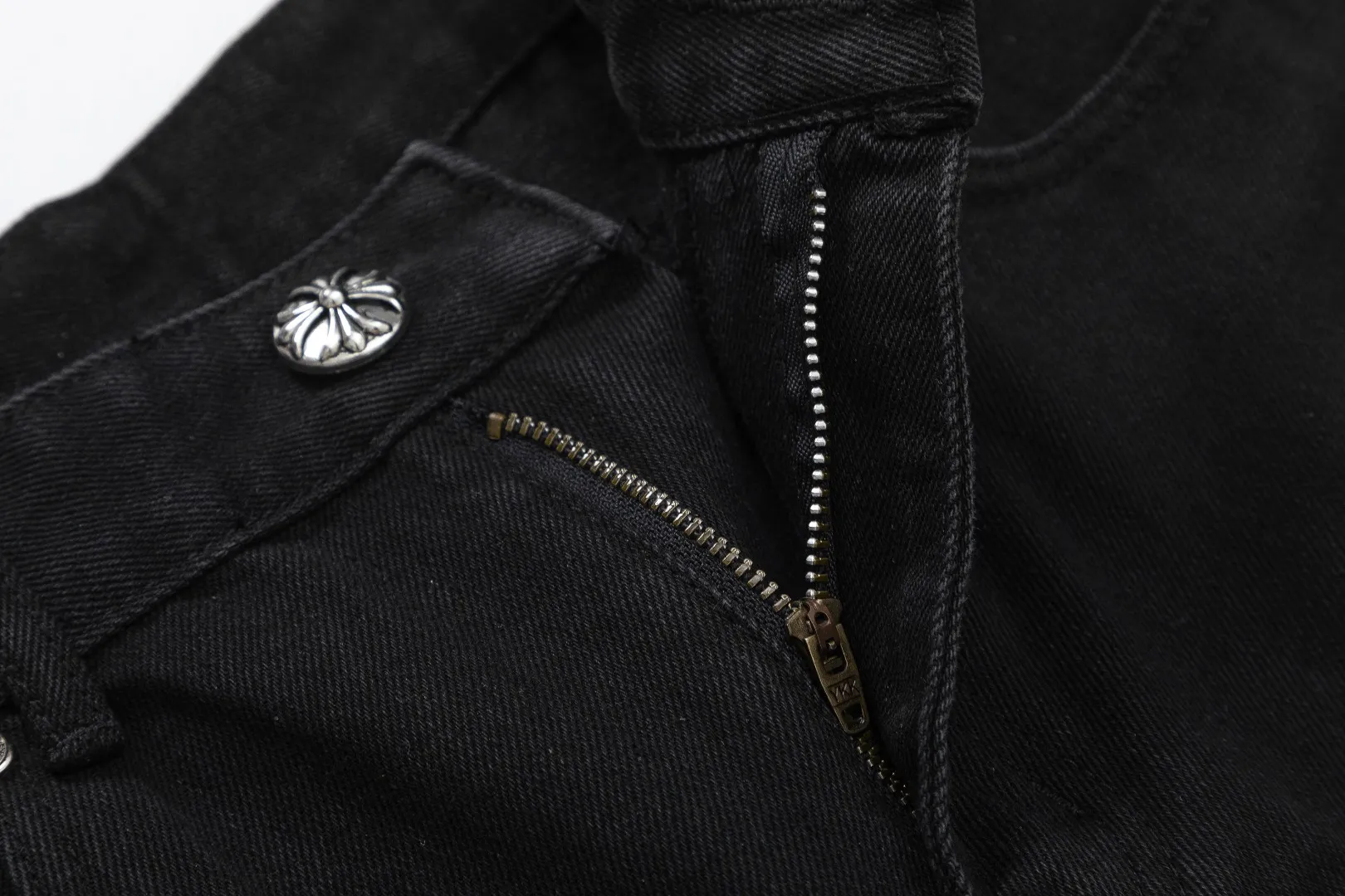 KE928#P230 The only correct leather label version on the market Chrome Hearts CH Cross embroidery distressed jeans Top ceiling quality 100% correct version The correct version is here!  Believe me this must be the best quality you will ever come across! ! Excellent value for money! !  Styles with different washes and textures are very friendly to people with thin legs and thick legs. The straight version is very flattering to the shape of the legs. The moderate length is timeless and easy to match. It is the basis of various styles and a must-have in the wardrobe! ! Add a little stacking to easily control the clean fit trend that has exploded this year. The fabric is stiff but also makes the upper body soft without losing texture. The sides and cuffs of some styles have a bone-wash effect. The vintage flavor pops up all at once. It’s really hard not to love it! ✅Correctly customize the Croxin metal leather label on the back panel. It is not sold directly with the cross on the finished jeans. 1:1 copying strives for excellence and the details are perfectly grasped. ✅The cross leather label is clear and smooth. Exquisite turning top craftsmanship. ✅Buttons, zippers and hardware are all customized versions of the Croxin LOGO. ✅High-cost washing process. Size: 28 30 32 34 36 (5 sizes)